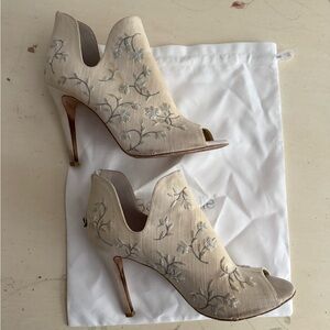 Joy Proctor Bella Bell Floral Embroidered Heels size 7.5